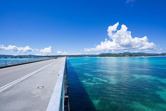 沖縄本島から車でアクセス 古宇利島のおすすめ絶景スポットとカフェめぐり 日本最大級のsns映え観光情報 スナップレイス