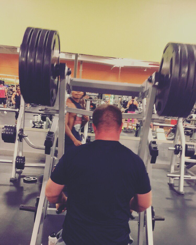 AChampagneSnob's tweet photo. Woah guy #MorePlatesMoreDates#SharingIsCaring #IOnlyUseThatManyPlatesForBreakfastBuffets #WeOnTheBackAttack https://t.co/cqf9RkJoql