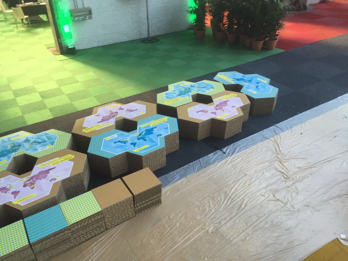 3MotionPrinting's tweet photo. New project: #flanderstrade #exportbeurs. First 100% ecological booth stand in Belgium made from #Beelite cardboard. https://t.co/yQqt84EVte