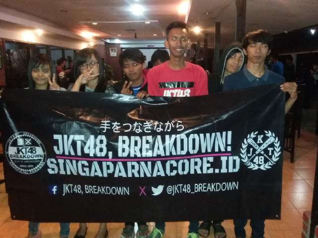 Mshfraaa's tweet photo. 27.06.2016 event Buka bersama @JKT48_TASIK @JKT48_BREAKDOWN @TSM48_DC @Mutmut_Hikaru alias seru pake bangeeeeet 😱🙆💞 https://t.co/o6MuZJLKFk