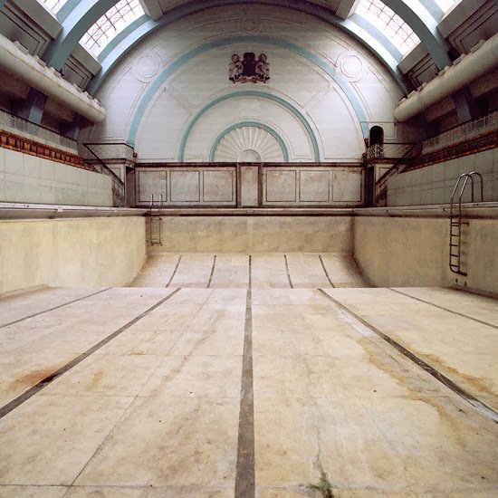archistar1's tweet photo. #AbsenceofWater  la decadenza architettonica e sociale in Inghilterra 
Soho Marshall pool
London https://t.co/cpN7CE4oFD