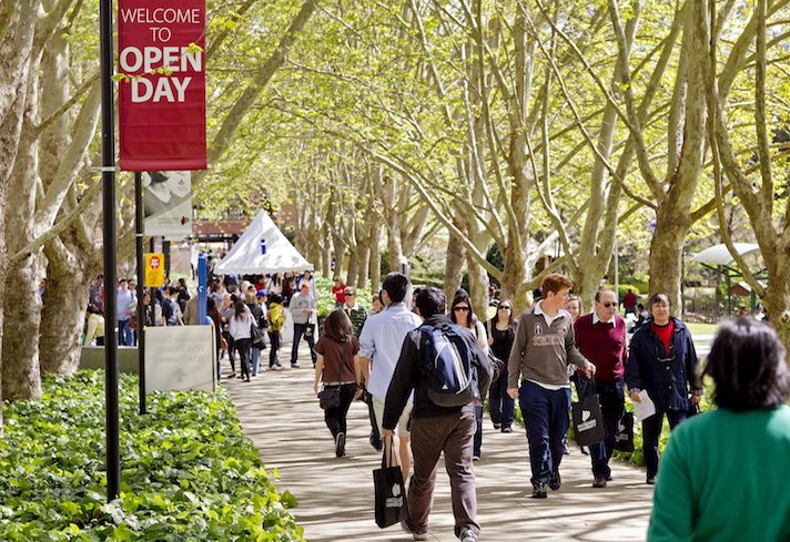 DisplayBay's tweet photo. University open day #signage &amp; branding https://t.co/YVM2S416rP https://t.co/Rk9pCBTtmi