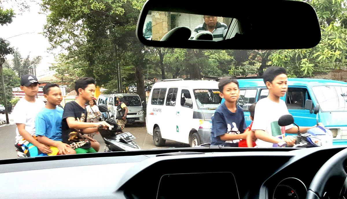 addiems's tweet photo. Anak2 di bawah umur ini naik motor 1) Tanpa SIM, 2) Tanpa helm, 3) Bertiga.
Komentarmu? https://t.co/RH0csBkjC0