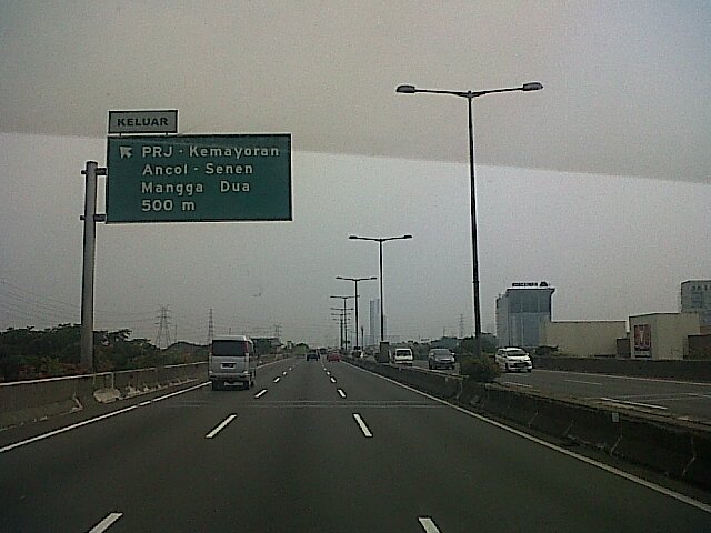 anangcilacap's tweet photo. @RadioElshinta arus tol dari tj.priok mengarah pluit terpantau rame lancar di kedua arah.cuaca cerah https://t.co/UJBRhxro3r