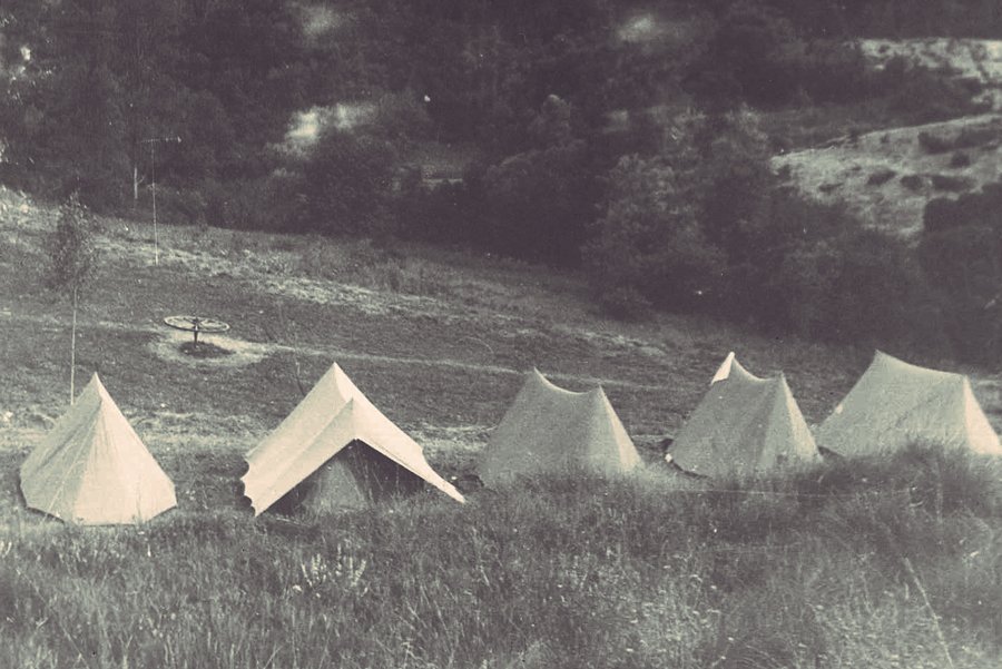 PerePousSerrat's tweet photo. 29-6-81,tot a punt.Comença la 1era l'Escola de la Natura per a mestres a La Vola.6 dies, 42 mestres. #35anysLavola https://t.co/7FkgIUs38v