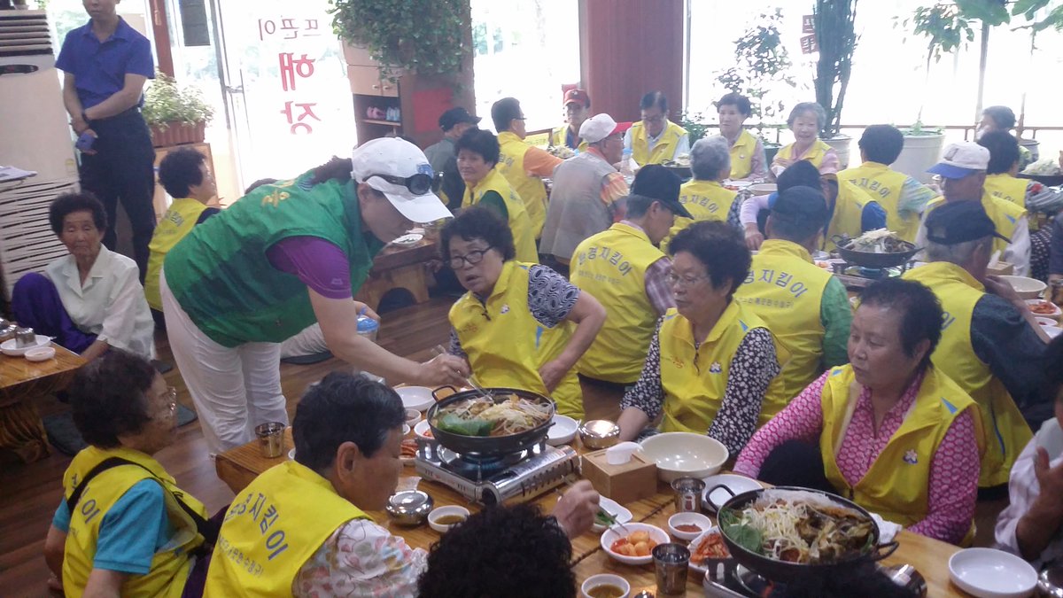 산성동 사랑의 식사!!
산성동을 위해 일해주시는 분들에게
작은 식사자리를 새마을에서 마련했습니다~
앞으로도 건강히 맡은 바 최선을 다해주세요~
감사합니다!!
#성남시