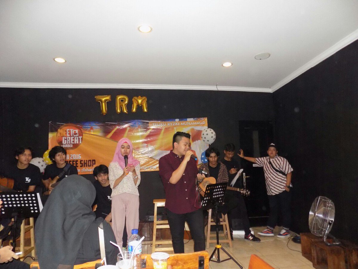 BukberKikiTng's tweet photo. Perform @TeukuRyz bersama @TheNewTrip_ https://t.co/9RDv7a8v1r