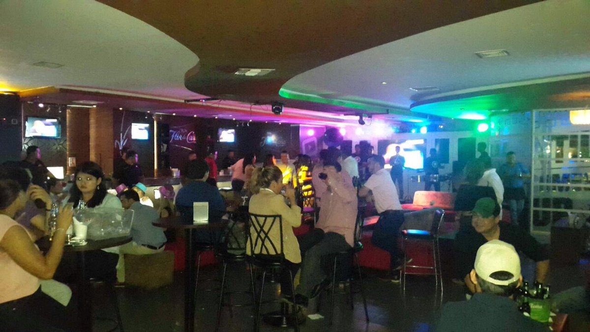 ElKaraokeMga's tweet photo. Banda filarmónica #ElRodeo prendiendo la tarima principal de #HitThePlay.
#TeLaVasAPerder? https://t.co/opn9jdBvaI