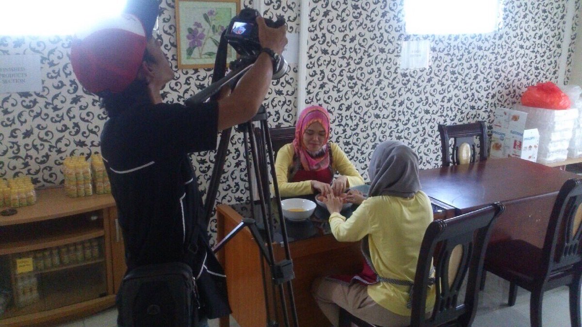 Beberapa hari yang lalu, Hen's diliput oleh kompas tv untuk buat vt. Ada yang tau kira2 u/ program apa ya Hen's ini?