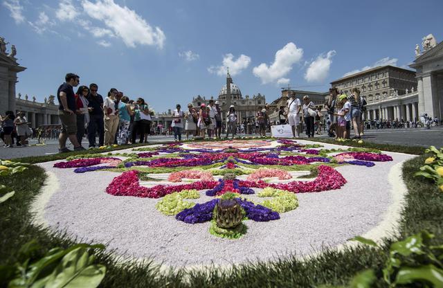 visit_lazio's tweet photo. I 1.000 colori dell'Infiorata di #Roma a S. Pietro sono un dono dei mastri fiorai di tutto il mondo ai SS. Patroni https://t.co/CGrbYWbMk6