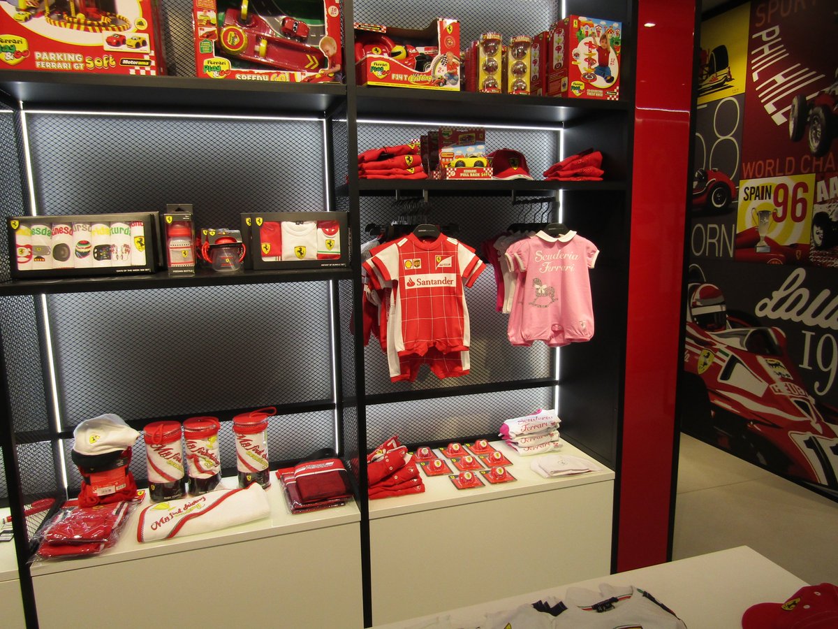 Gp Car Story ショップ２階には子供服などが ニキ ラウダやフィル ヒルのイラスト脇に スクーデリア フェラーリと刺繍されたロンパース 幼いうちから筋金入りのティフォシに育てるのでしょう 笑
