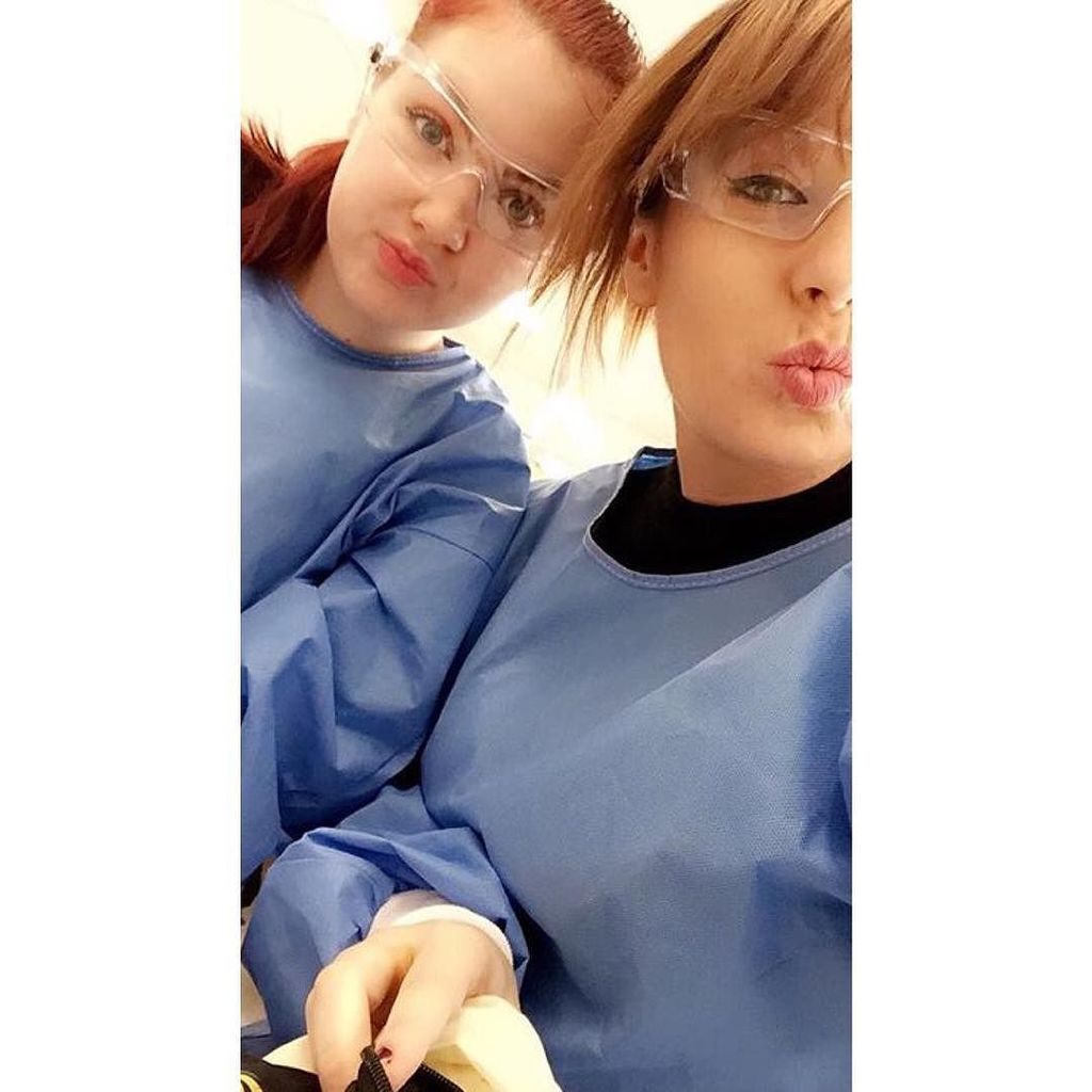 chelseajean_x's tweet photo. Everyday I'm pipetting 💉🔬 #labhustle #noholidaysforus #cheekylabselfie #demsafetyglasses&amp;p… https://t.co/T9TxPjdMBB https://t.co/VkBACRIEm2