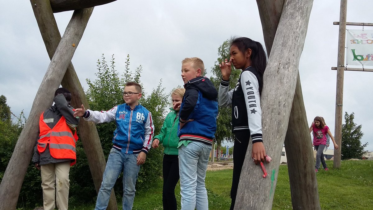defonkelsteen's tweet photo. We zijn vertrokken! Kamp groep 8! Nu al erg gezellig! https://t.co/0KwzHh5zOv