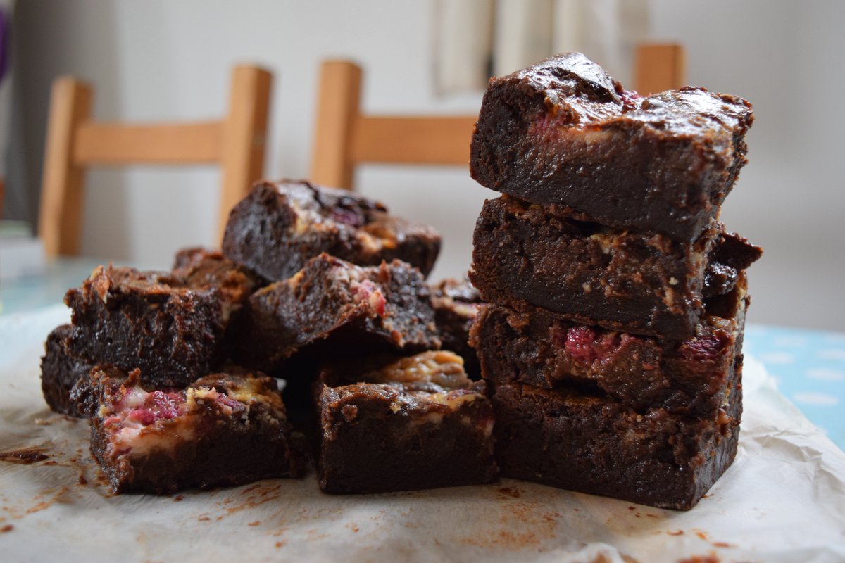 aweebitofcake's tweet photo. ***NEW POST*** Raspberry and Cream Cheese Brownies https://t.co/LckCQ10wV3 https://t.co/in0jGOyZXo