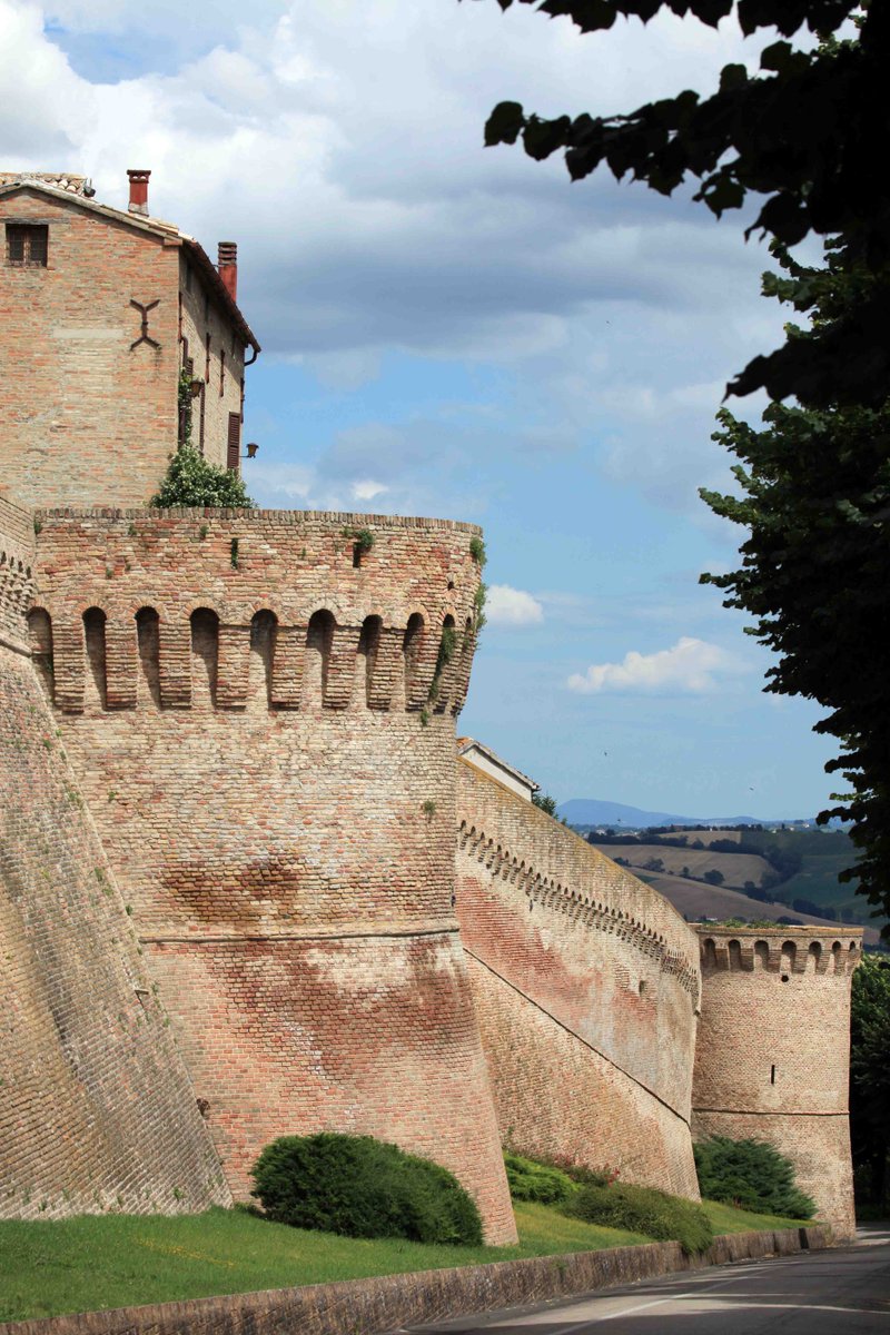 MarcheTourismEN's tweet photo. #Corinaldo boasts imposing 14th century walls &amp; a misterious legend. Curious to learn more? https://t.co/hHHjGRKaPQ https://t.co/p96NjiXlXm
