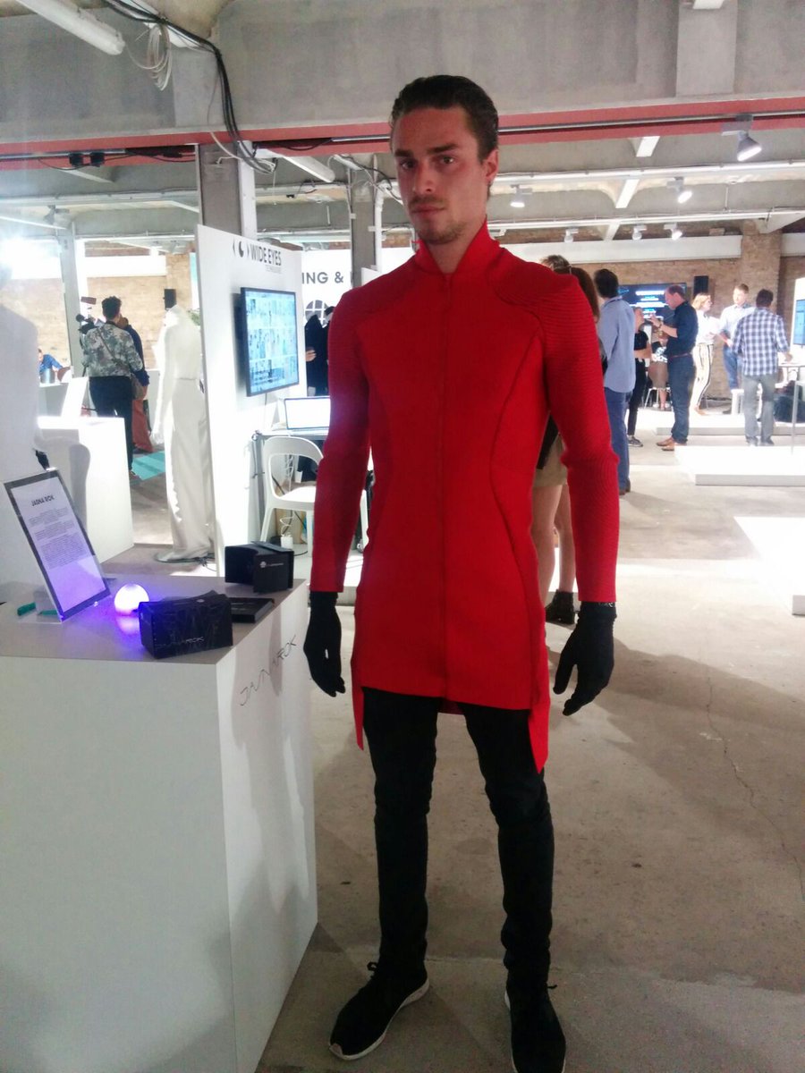 itsFASHIONTECH's tweet photo. Check out this model from the Fashion on Brainwaves collection by @JasnaRokegem. https://t.co/3TcENEk1X1