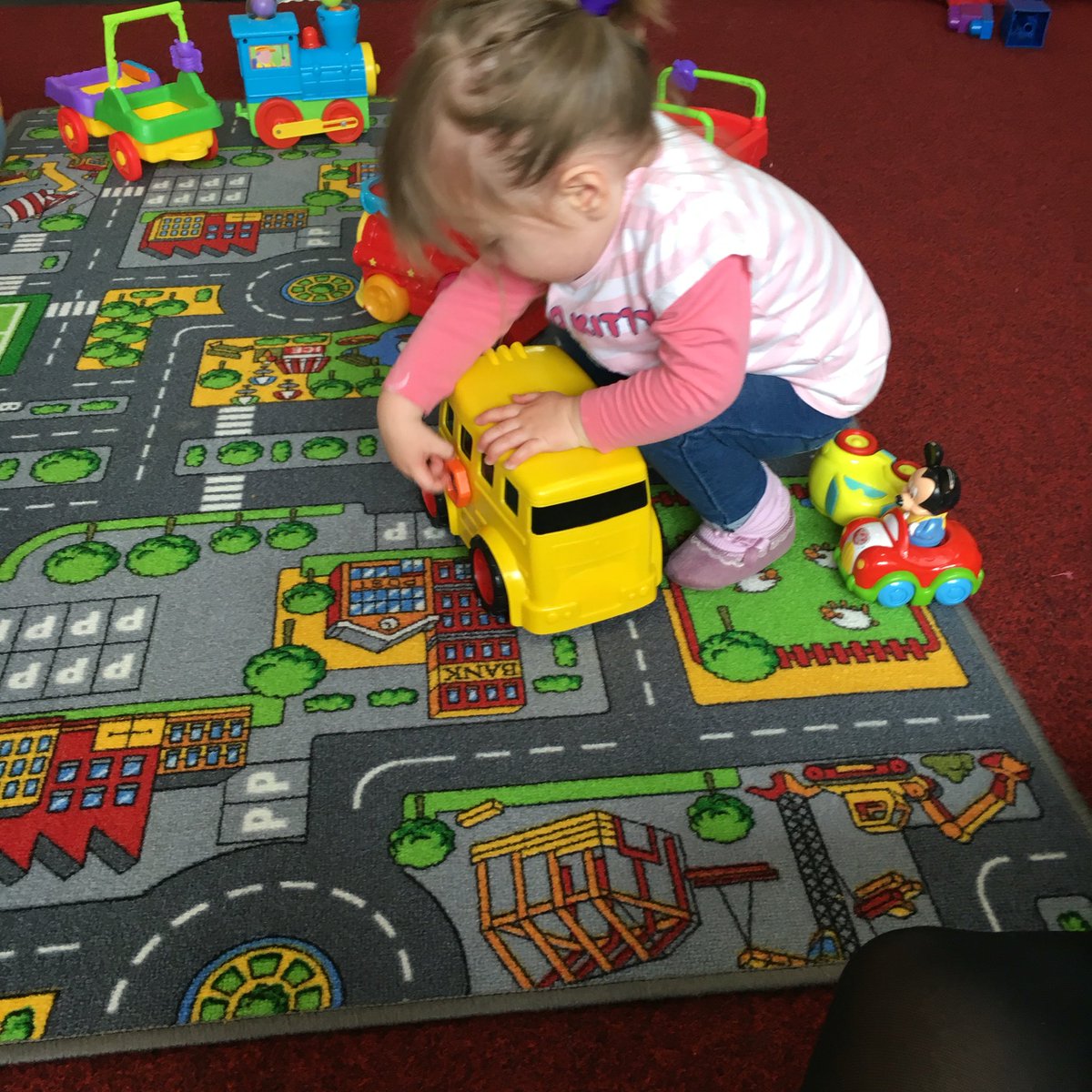 EFInverkip's tweet image. Sundancers Grace using the cars and bus #stopandgo #pushalong #discovery
