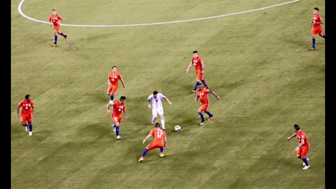 Kohlerderien's tweet image. Messi face au Chili : c'est fou