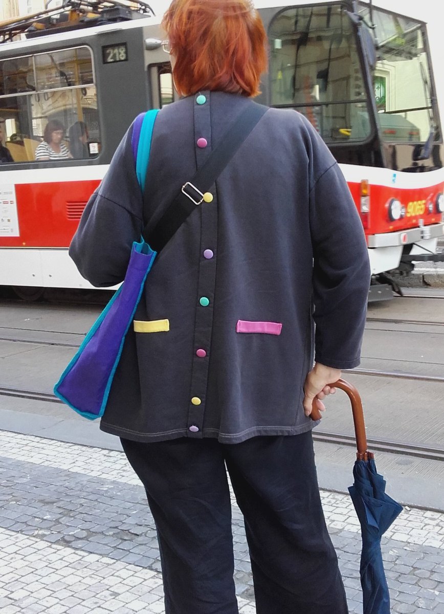 ElaBartosova's tweet photo. Nemuzu se rozhodnout, jestli je pani s touhle mikinou #trendsetter, nebo spis patri do #ModniPeklo... #StreetStyle https://t.co/cLtmTR6SQT
