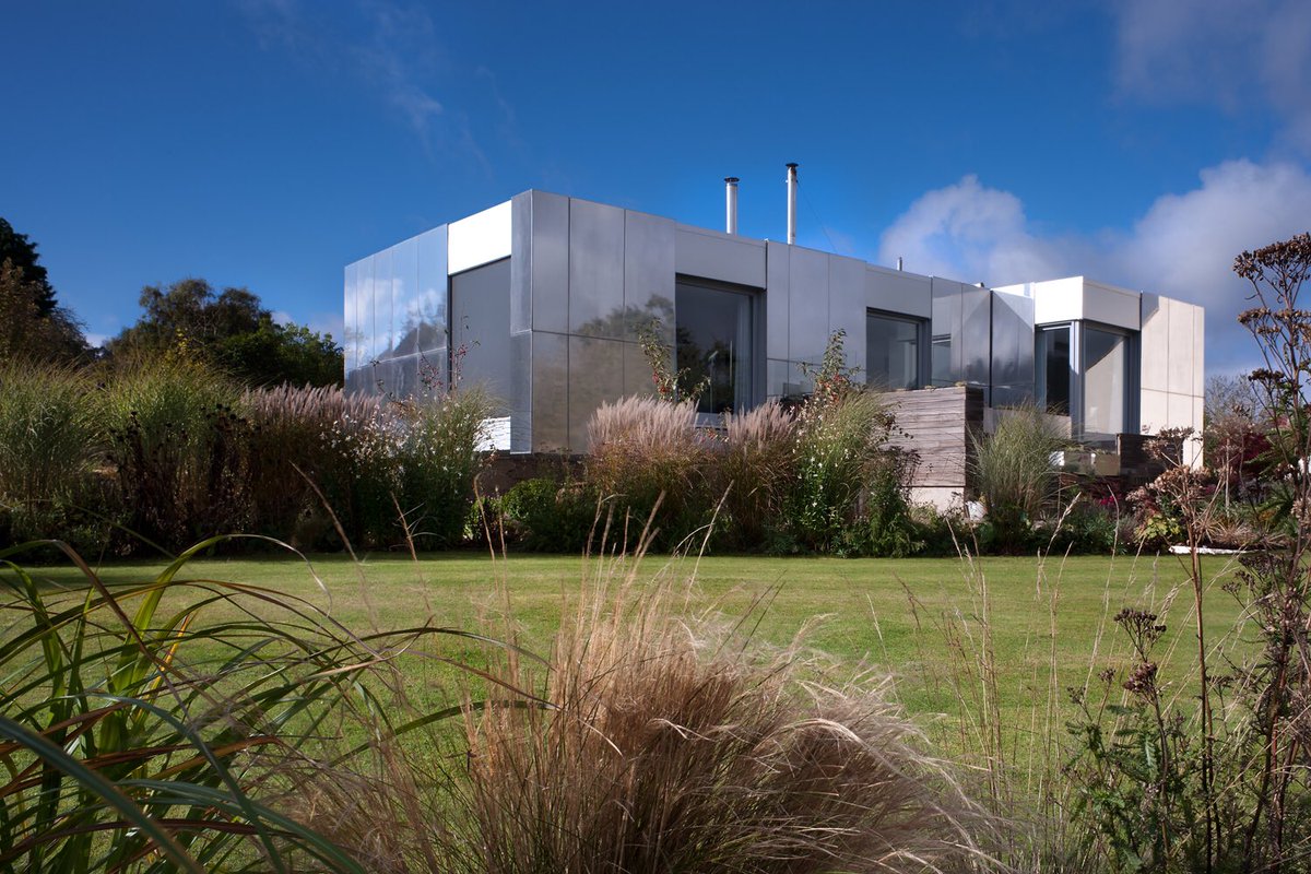 ArkitextureUK's tweet photo. The landscape is cleverly mirrored in this aluminium-clad house @Parcherdesign #greenorchard https://t.co/M34Svf8Xsg