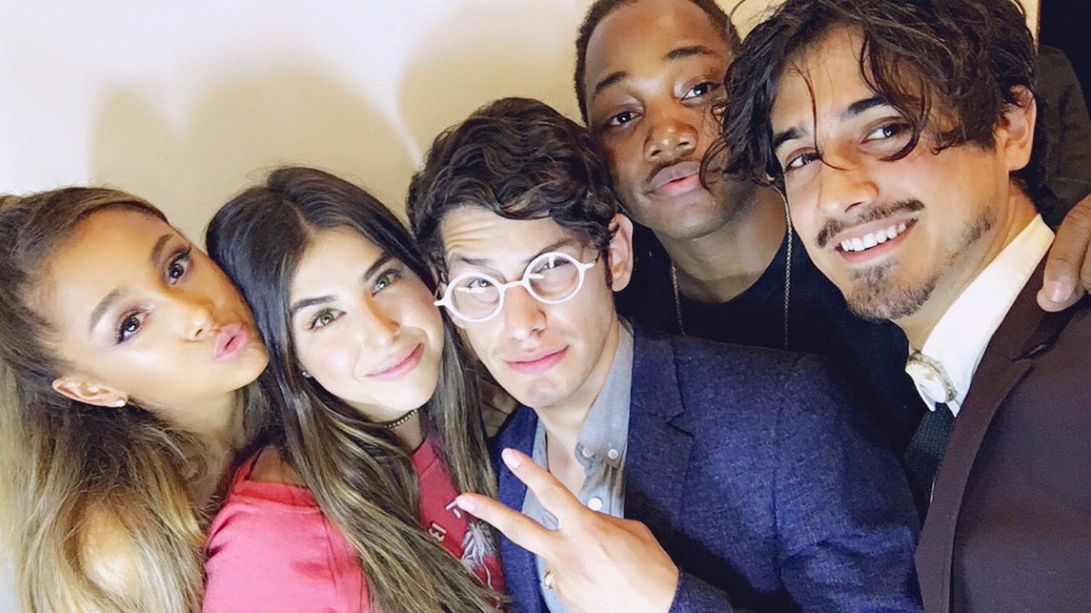 DaniellaMonet's tweet image. Crew minus a few 💕// happy birthday Ariiii ✨instagram.com/p/BHOdrPMBJb_/