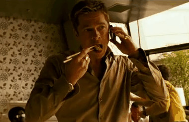 ригли сперминт реклама. человек ест попкорн. я слежу за тобой мем. девушка перекус. негр с попкорном.