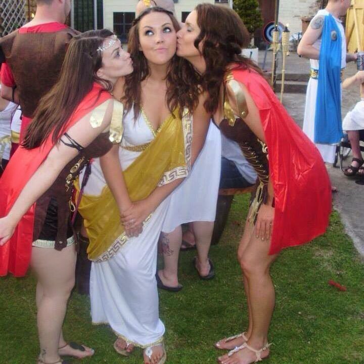 WebbLaurien's tweet photo. When you're so excited to spend time with your besties! #excited #bestfriends #tomorrowthough #funtimes https://t.co/kaRGkdbmAd