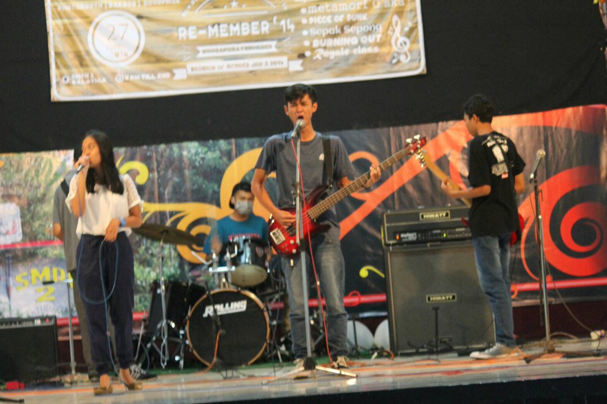 Ini kemaren kita maen,thanks buat fathur ma mega yang udah bantu Burning Out 😃  keep calm and love pop punk gaes 🍻