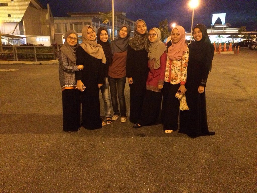 Ayu_Nazifa's tweet photo. Last Iftar with le housemates 💞 #IfthorWithAsetapah 8/8 @mizamaryani @Hanzaty https://t.co/nnsKvcpJSV