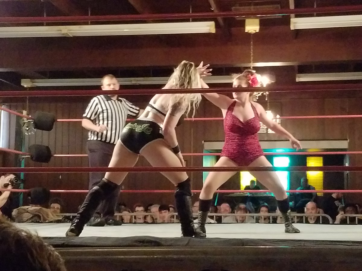 JIrwinNXTFan's tweet photo. #Shimmer85 @Kimber_Lee90 vs @Thunderkitty82 https://t.co/pv38MWfreS