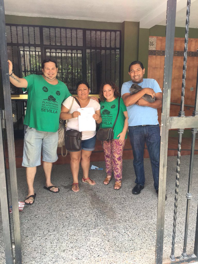 PAH_Sevilla's tweet photo. 💚¡¡Guerrera y Luchadora!!💪 Carla firma condonación de deuda, Se queda sin "TRAMPAS" y le INDEMNIZAN con 2000€. 💚💪💚💪💚 https://t.co/NFrhXIjQeD