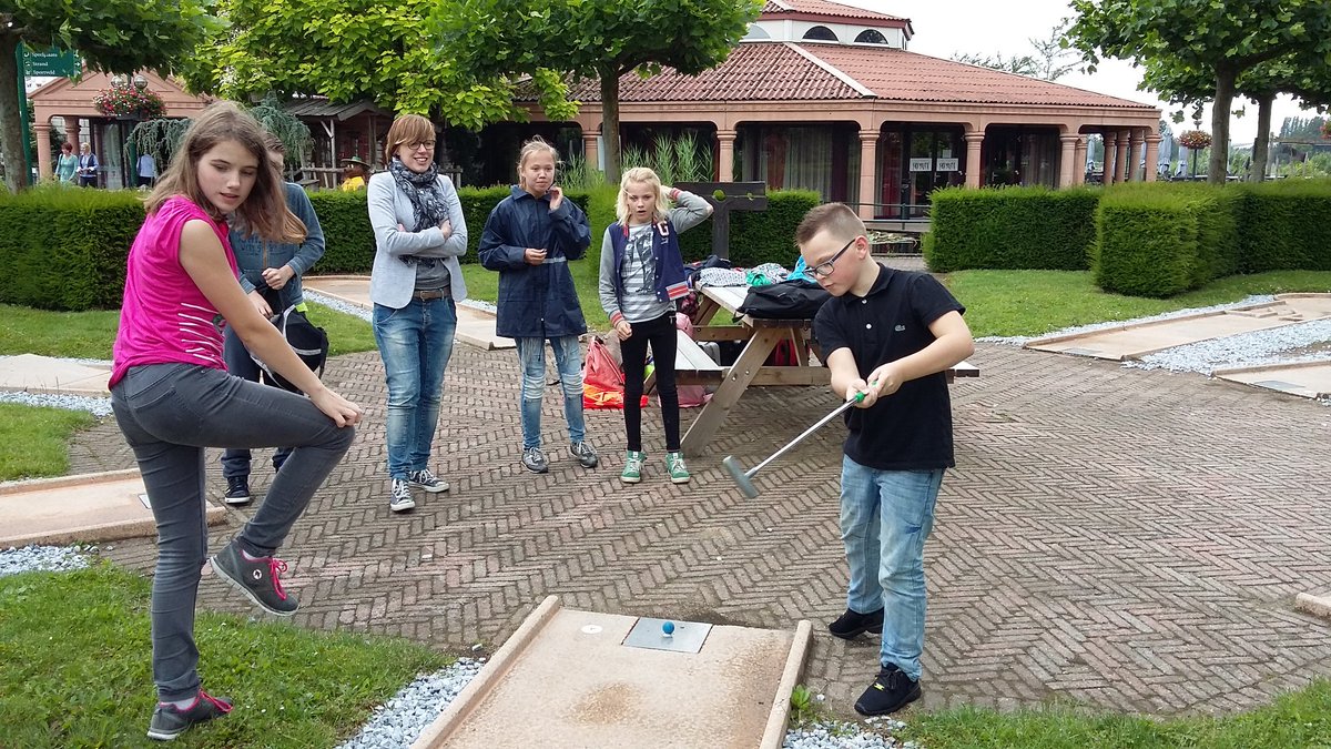 defonkelsteen's tweet photo. Één klein buitje gehad, we zijn al over de helft met fietsen. Nu lunch en midgetgolf. https://t.co/ipcqtIzqsB