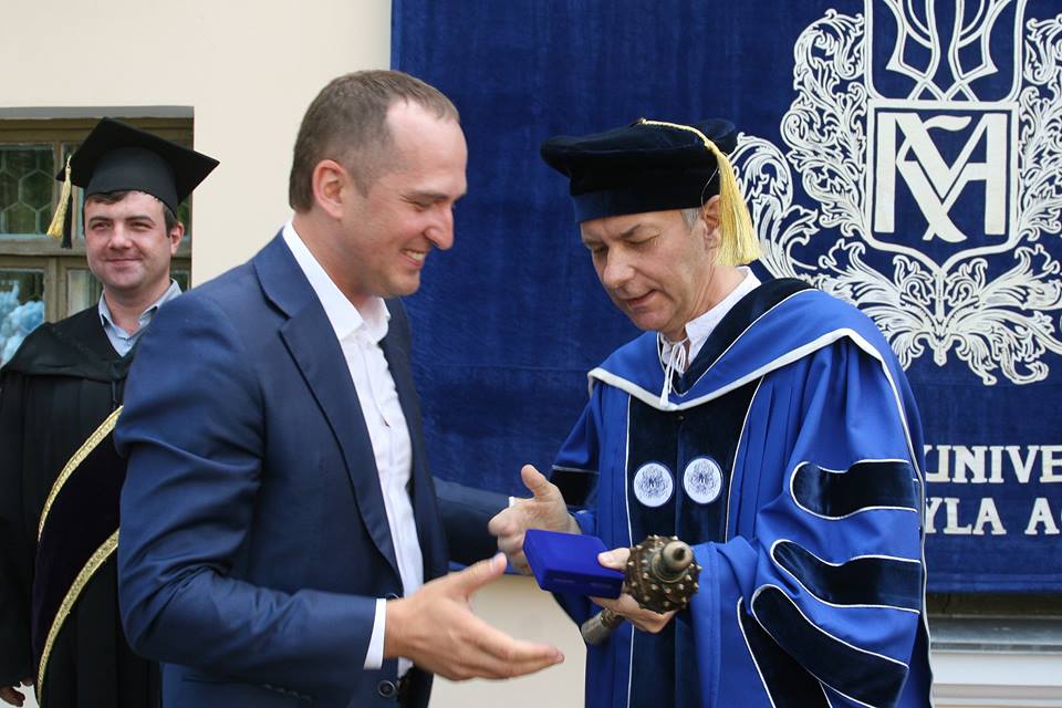 Pavlenko_OM's tweet photo. З рук Президента НаУКМА отримав почесну відзнаку-«Медаль Святого Петра Могили».Для мене це велика честь! Щиро дякую! https://t.co/ssDm8f9mcb