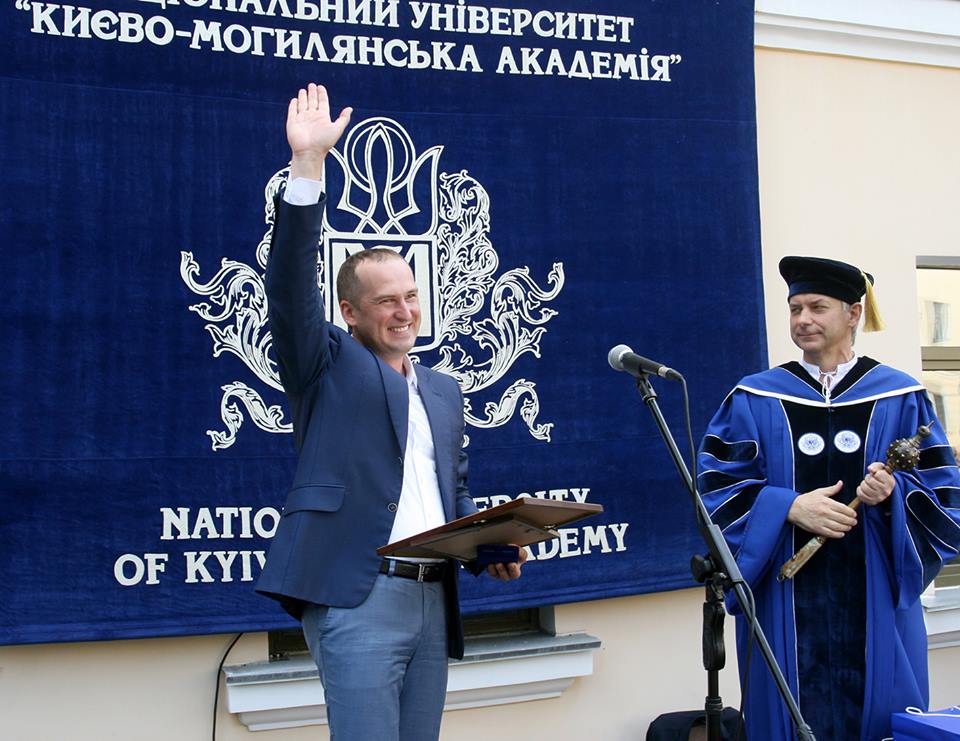 Pavlenko_OM's tweet photo. З рук Президента НаУКМА отримав почесну відзнаку-«Медаль Святого Петра Могили».Для мене це велика честь! Щиро дякую! https://t.co/ssDm8f9mcb