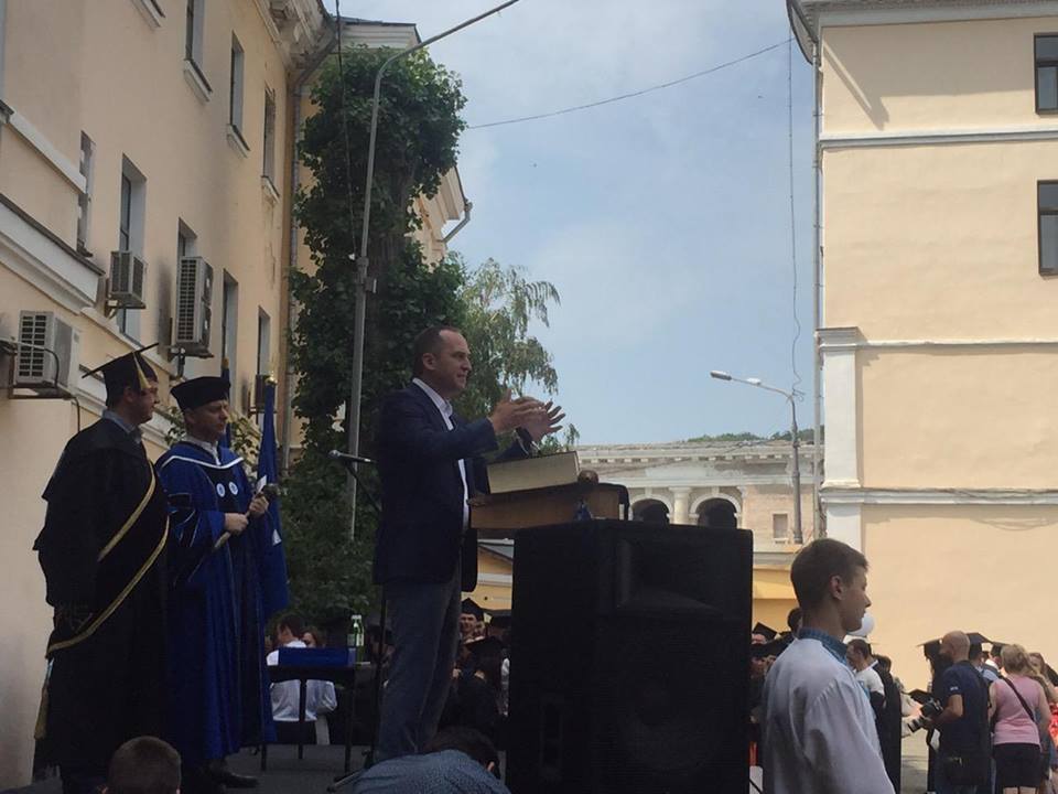 Привітав випускників НаУКМА із закінченням навчання) Впевнений, вони досягнуть високих вершин!