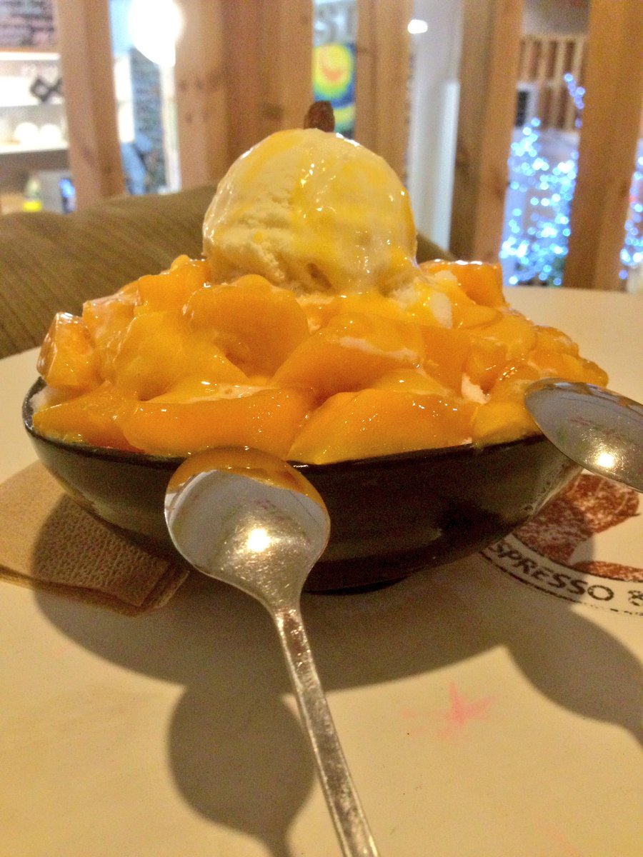 ROBINHOAX's tweet photo. Yay trying this new mango snowflakes with @SonWrrwrrwrr ✨ #CafePression https://t.co/IO6NAziUhg
