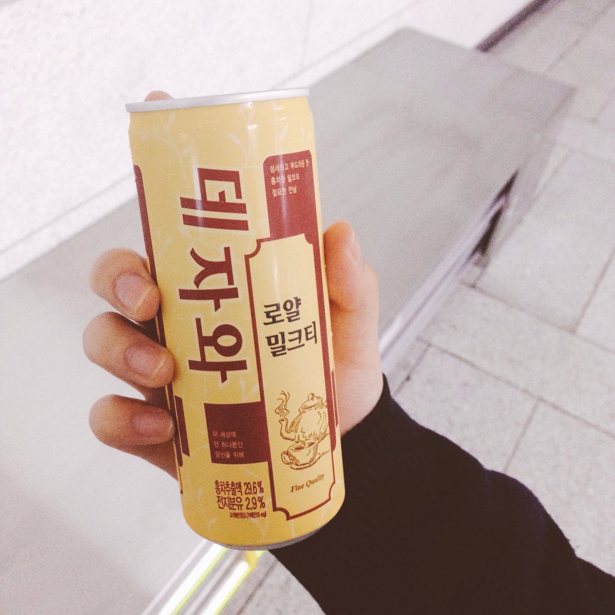 에클님이 써 주신 음료 해시태그 생각나서 길 가다가 데자와 먹어 봤어요. 😊 캔 음료라 많이 기대 안 했는데, 맛있더라구요. @chocoeclairs00