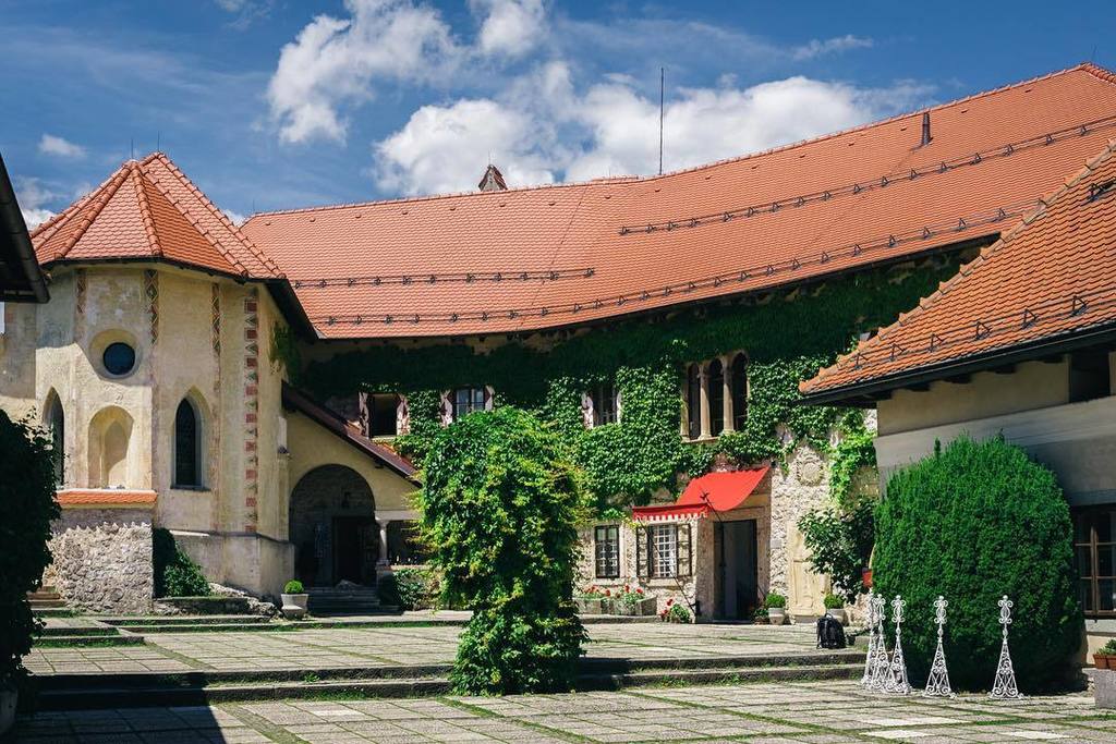nussbaumerphoto's tweet photo. Castel Bled Slovenia.
โข
#bigberrykolpa #visitslovenia #castlebled #slovenia https://t.co/83Jse8lr5I
