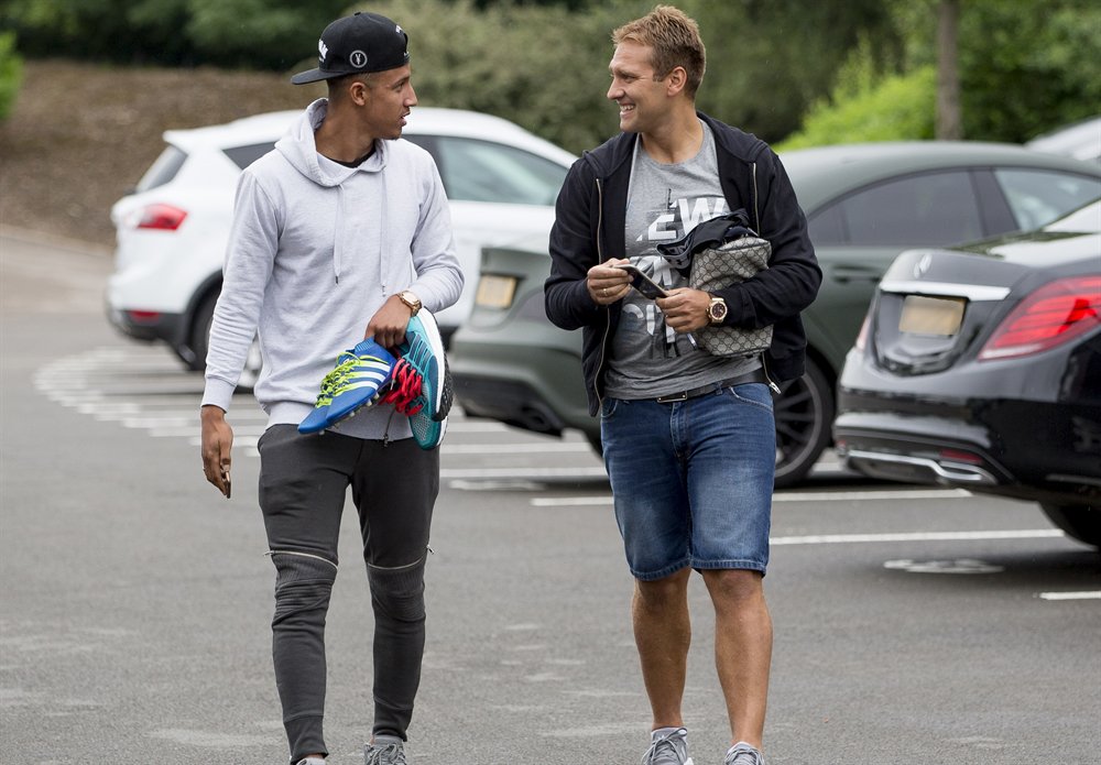 Great to see you! <a href="/StanPetrov19/">Stiliyan Petrov</a> heads into Bodymoor as our former skipper gets set to train with #AVFC first team.