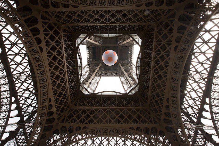 VIDÉO : Ils escaladent la Tour Eiffel sans aucune protection
bit.ly/29et1mT
