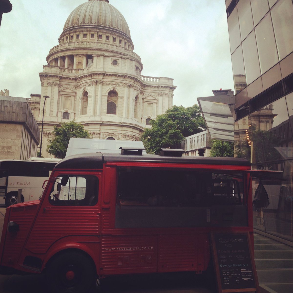 Today <a href="/pastamistaUK/">Pasta Mista</a> is in <a href="/One_New_Change/">One New Change</a> with <a href="/StreetDots/">StreetDots</a> don't miss it 🇮🇹🍽😋🍝