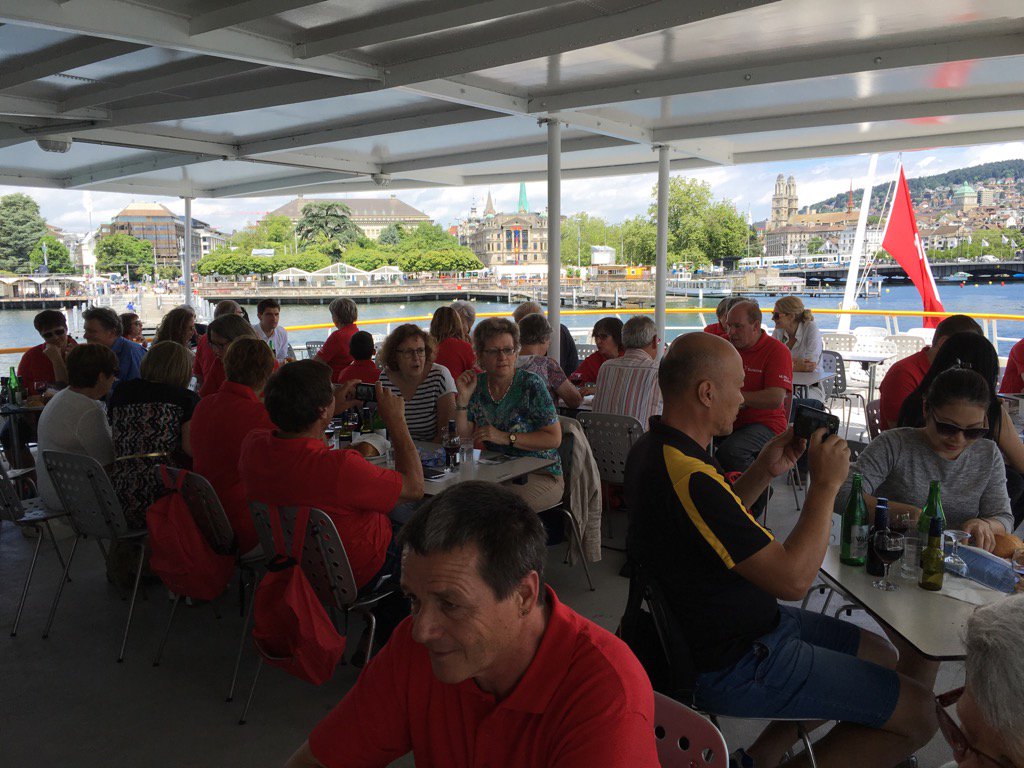 .<a href="/SurselvaTourism/">Surselva Tourismus</a> lädt Passanten auf Schifffahrt ein. Gastgebertum vom Feinsten. #Schweiz