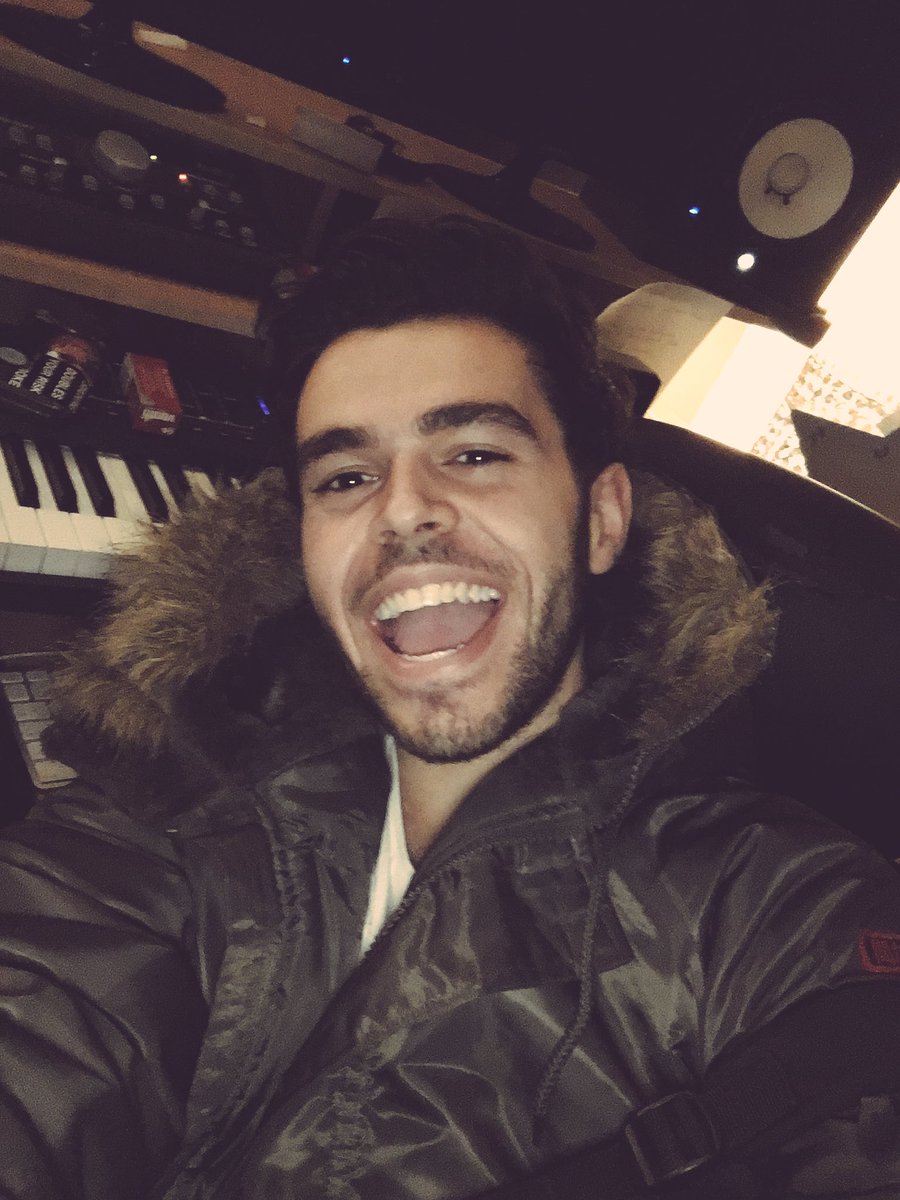 ItsASecretTOUR's tweet photo. Throwback to the last selfie James took in Sydney. Speaking of Sydney, check your email @sydney https://t.co/0LVT3VUiZD
