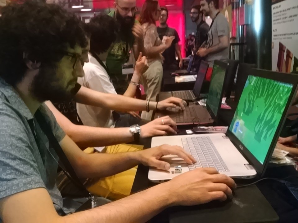 VillAlien's tweet photo. @urquijogames @LostKingLullaby playing #VillAlien @gamelab https://t.co/Eet6XTsg4X