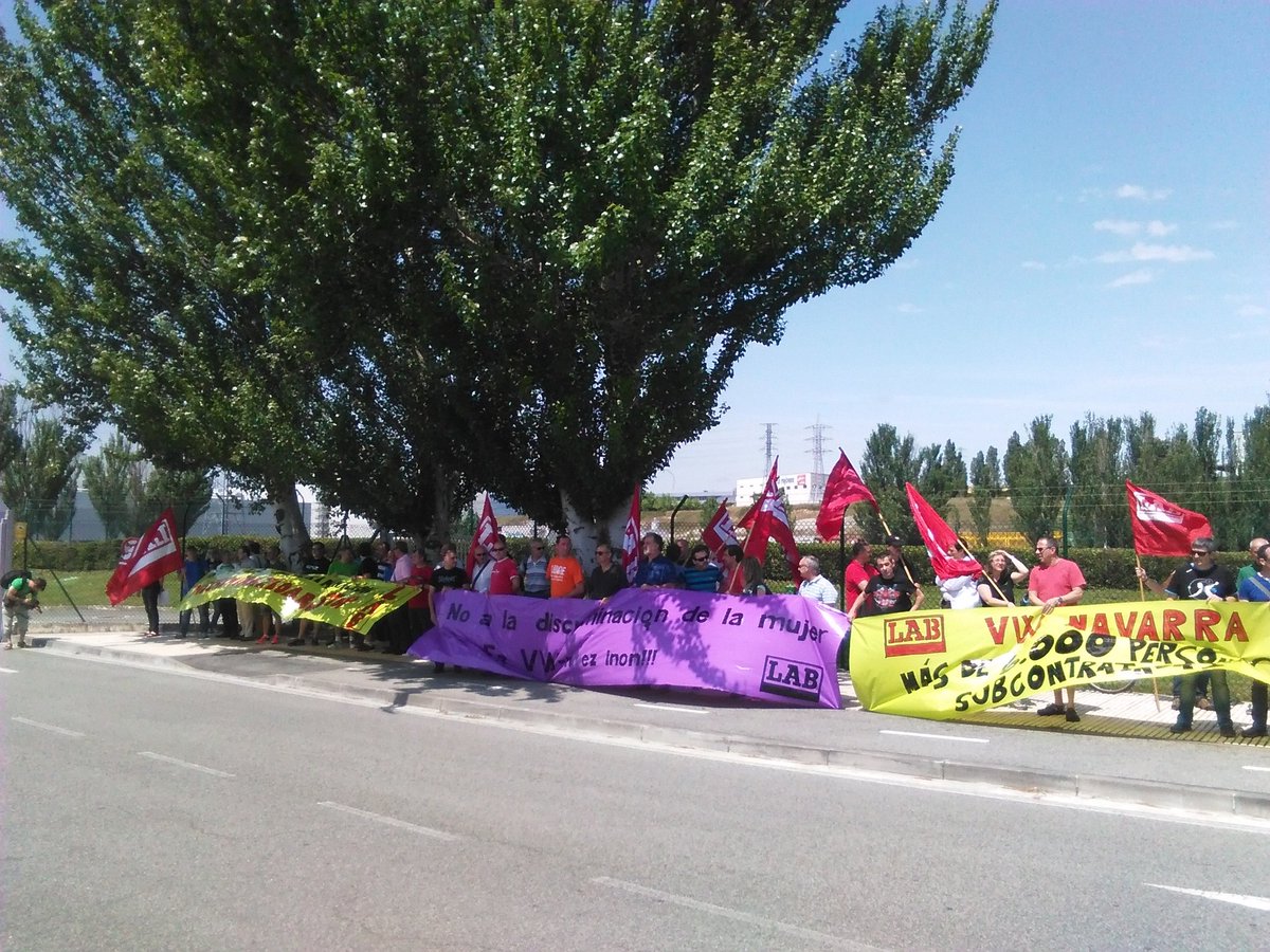 LABindustriaNaf's tweet image. Hoy hemos vuelto a denunciar con paros y concentraciones el apartheid sindical y de genero que existe en VW Navarra