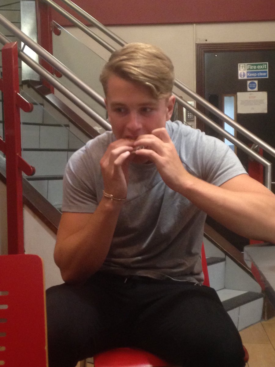 17oconar's tweet photo. Munching down that Gold-burger https://t.co/4b5t4gdlMt