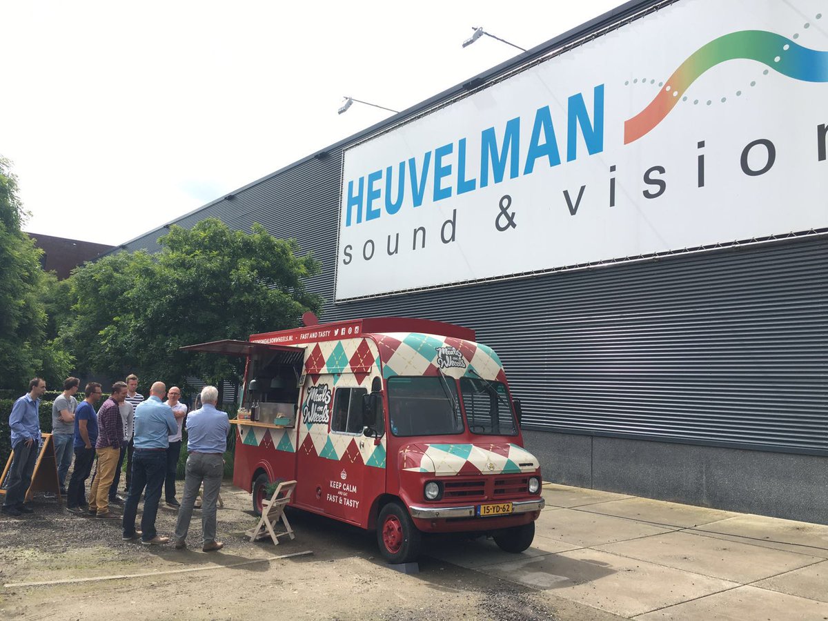 HeuvelmanAV's tweet photo. Onze vrienden van @DomburgPartners trakteerden ons op Fish &amp; Chips van @AMOW15. Bedankt voor de heerlijke lunch! https://t.co/8nqRc83uKd