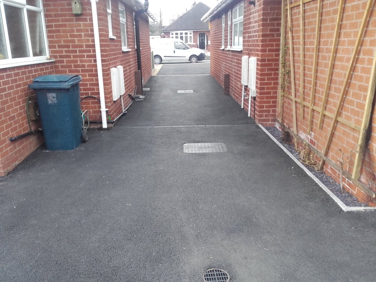 AssetSurfacing's tweet photo. If you're looking for a fresh new #tarmac drive then look no further.
call us on 01743 761639 #surfacingneeds https://t.co/WZsD7x7rfO
