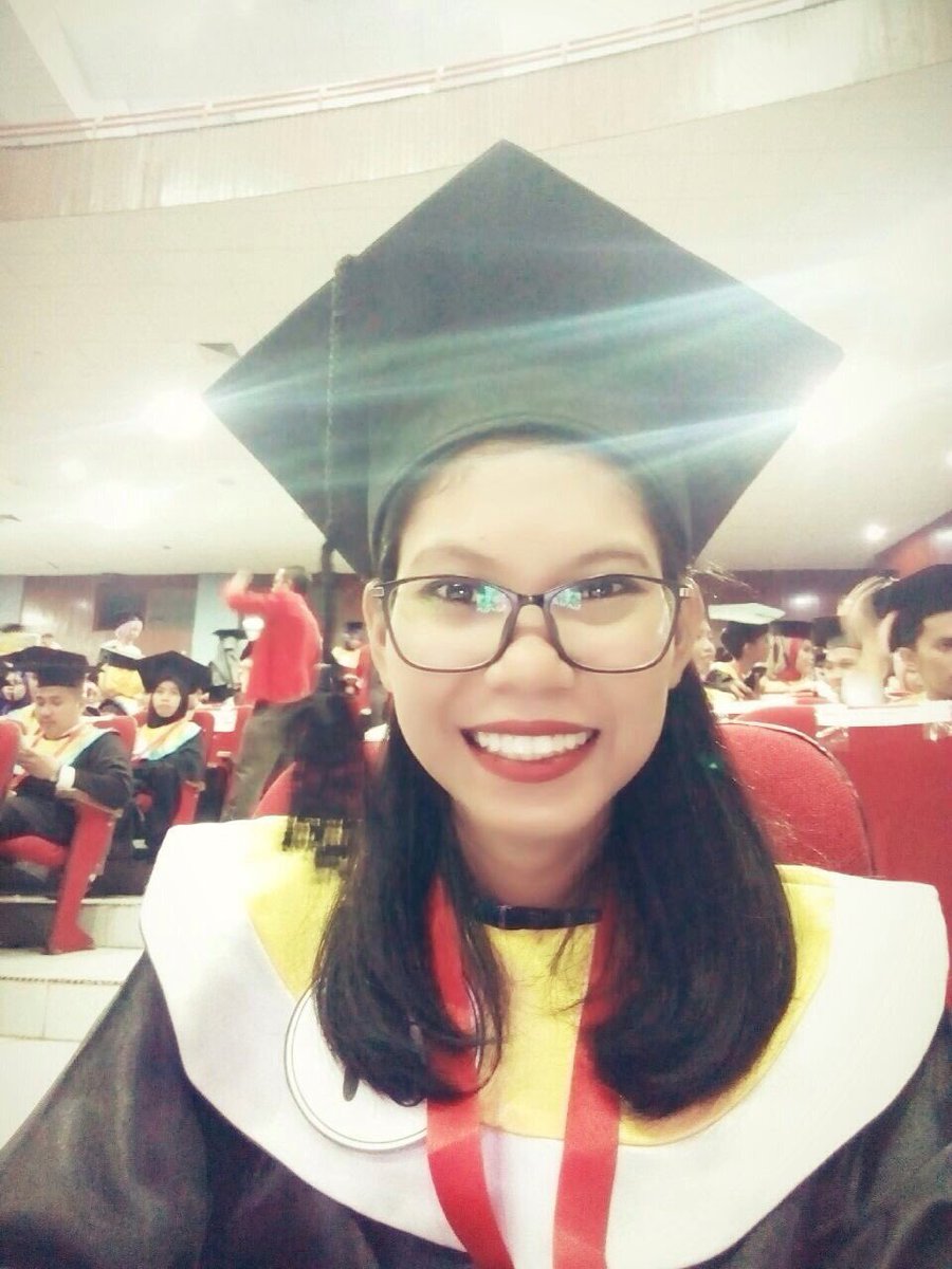 riinyipeng's tweet photo. congratulation for your graduation my sister we proud of you and wish you get the succesfull someday🎓 https://t.co/awsbeK5CpB