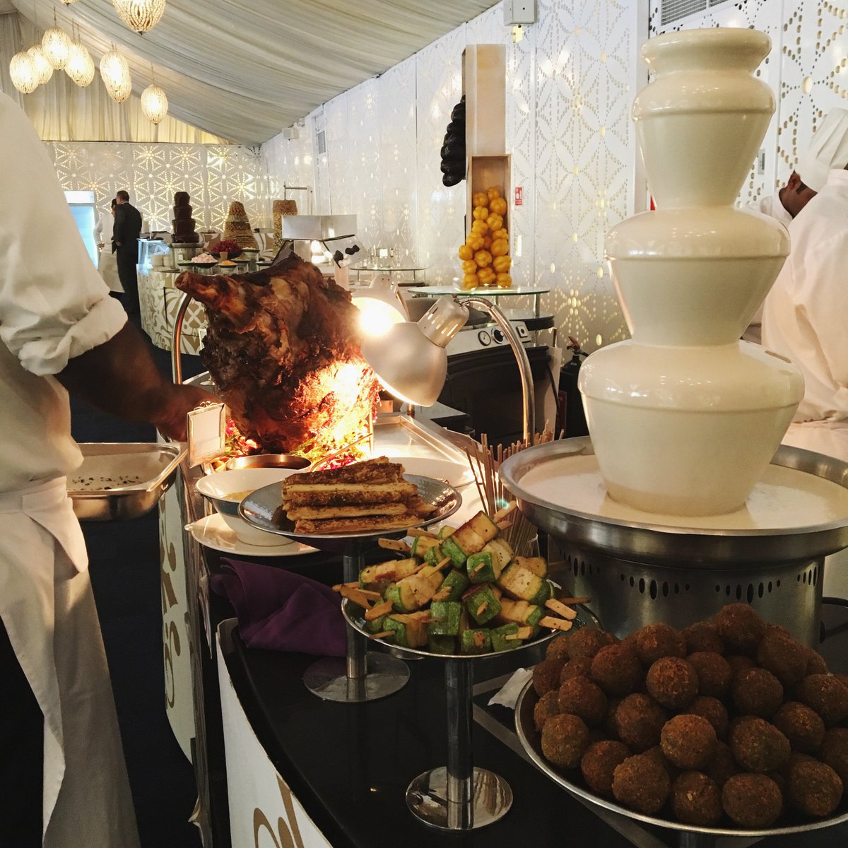 We see chocolate fountains everywhere but #tahina fountain is out of this world 😍! Only at #Asateer call 04-4260800